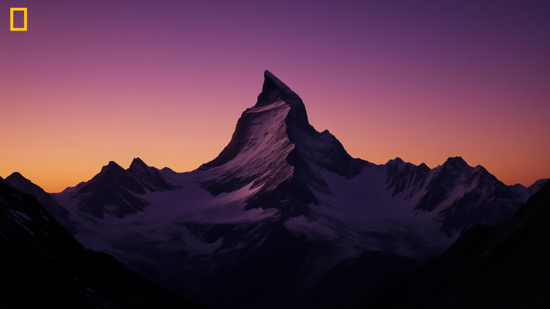 Panoramisch uitzicht op besneeuwde bergen bij zonsondergang